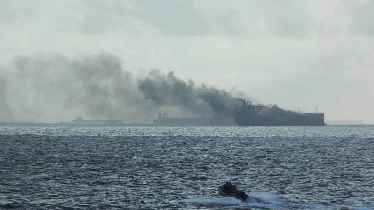 Singapur’da petrol tankerleri çarpıştı, yangın çıktı